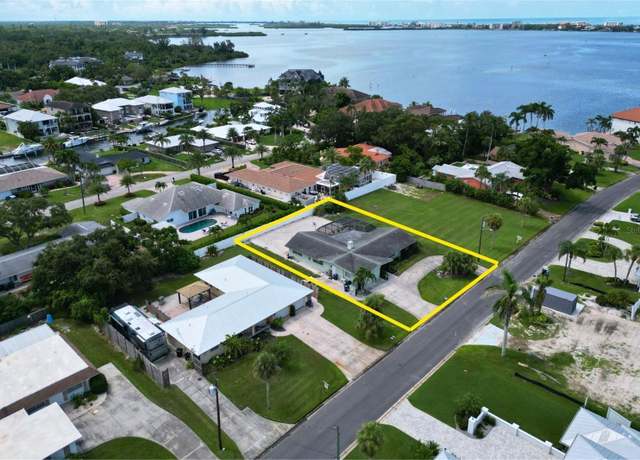 Property at 1848 Southpointe Dr, Sarasota, FL 34231, 4 beds, 3 baths