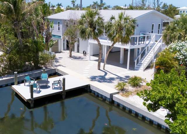 Property at 501 Key Royale Dr, Holmes Beach, FL 34217, 3 beds, 2 baths