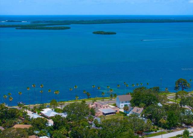 Property at 43 Edgewater Dr, Dunedin, FL 34698, 4 beds, 2.5 baths