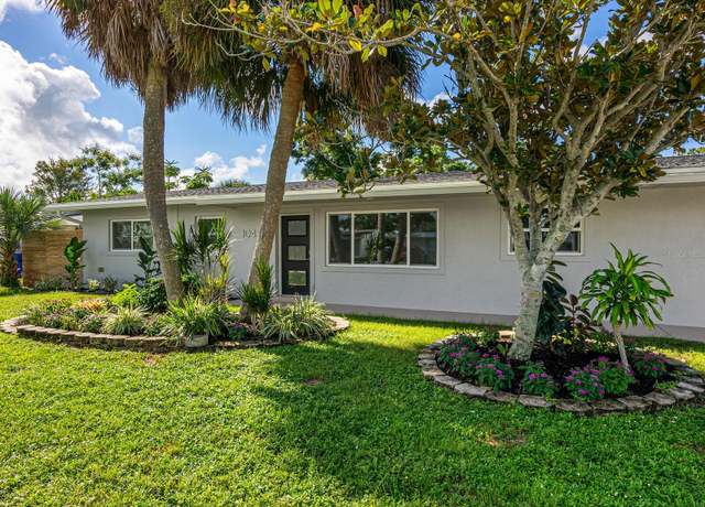 Property at 104 Alba St E, Venice, FL 34285, 3 beds, 2 baths