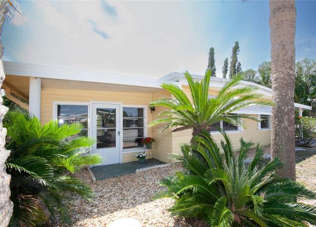 Property at 726 Viking Ave, Tavares, FL 32778, 2 beds, 2 baths