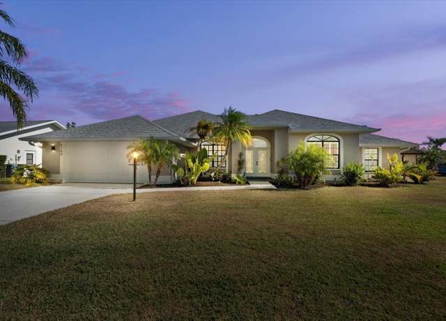 Property at 5755 Carriage Dr, Sarasota, FL 34243, 4 beds, 3 baths