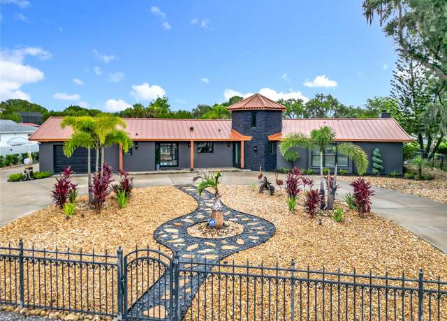 Property at 823 SW Kings Bay Dr, Crystal River, FL 34429, 4 beds, 3 baths
