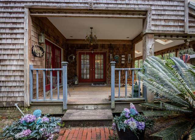 Property at 9 NW 24th St, Gainesville, FL 32607, 7 beds, 5 baths