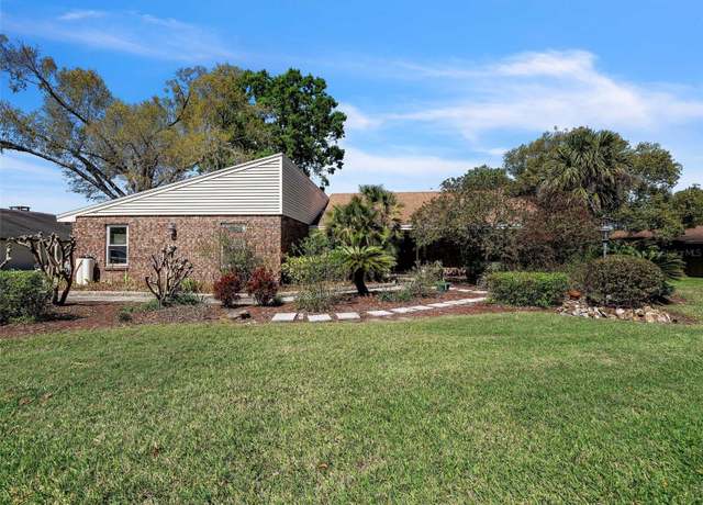 Property at 105 Country Club Ln, Mulberry, FL 33860, 4 beds, 2 baths