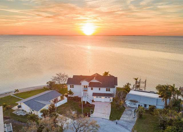 Property at 1903 Gulfview Dr, Holiday, FL 34691, 3 beds, 3 baths