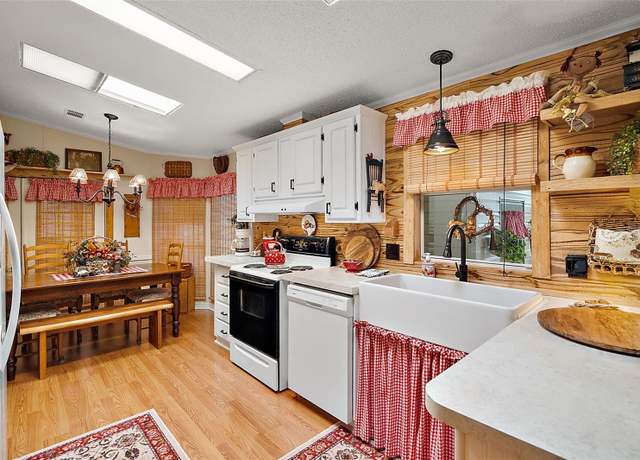 Property at 313 Westwood Dr, Leesburg, FL 34748, 2 beds, 2 baths
