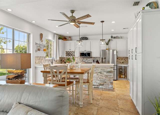 Property at 5412 Hammock View Ln, Apollo Beach, FL 33572, 4 beds, 2.5 baths