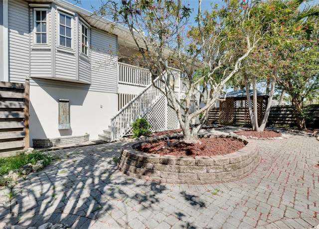 Property at 610 Alligator Dr, Venice, FL 34293, 2 beds, 2 baths