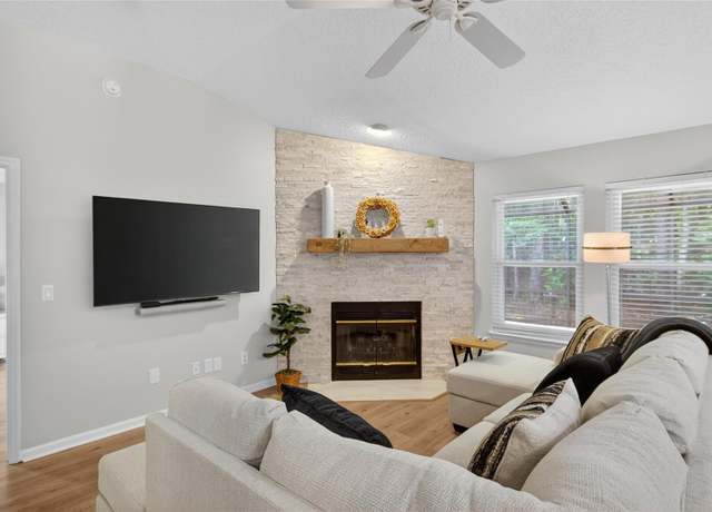 Property at 984 Buttercup Dr, Fruit Cove, FL 32259, 4 beds, 2 baths