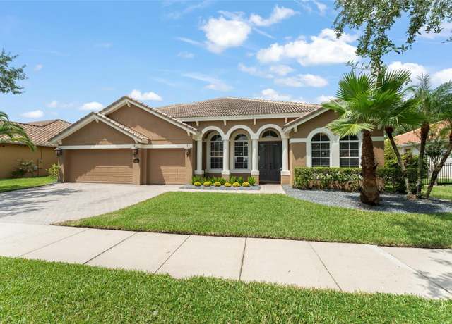 Property at 9436 Walnut Crest Dr, Orlando, FL 32832, 5 beds, 4 baths