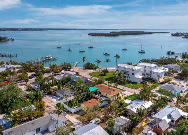 Property at 691 Linley St, Longboat Key, FL 34228, 2 beds, 2.5 baths