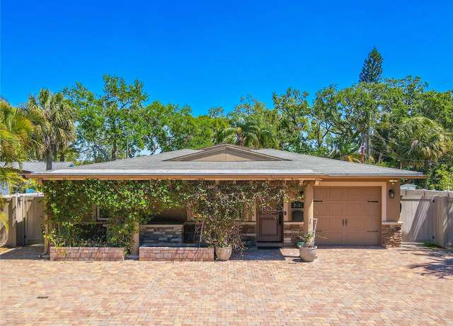 Property at 2121 Park St N, St Petersburg, FL 33710, 4 beds, 4 baths