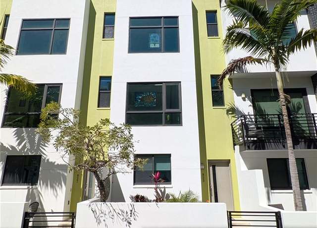 Property at 923 Arlington Ave N, St Petersburg, FL 33705, 2 beds, 2.5 baths