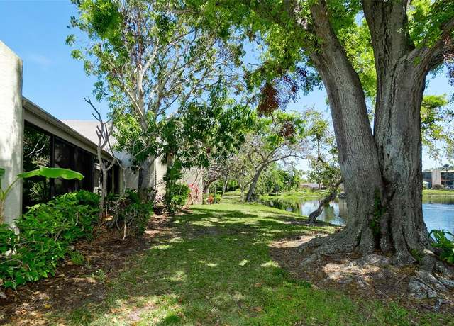 Property at 631 Woodlawn Dr, Bradenton, FL 34210, 3 beds, 2.5 baths