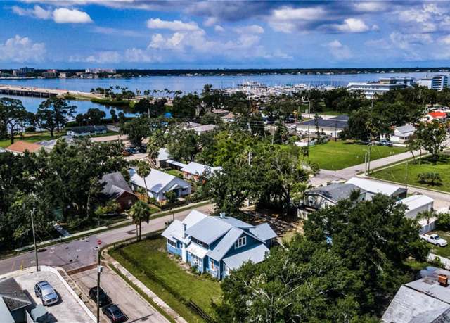 Property at 600 4th St W, Palmetto, FL 34221, 5 beds, 3 baths