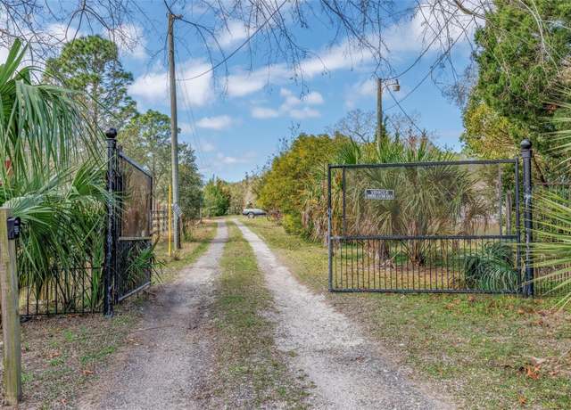 Property at 8279 Sunshine Grove Rd, Brooksville, FL 34613, 2 beds, 2 baths