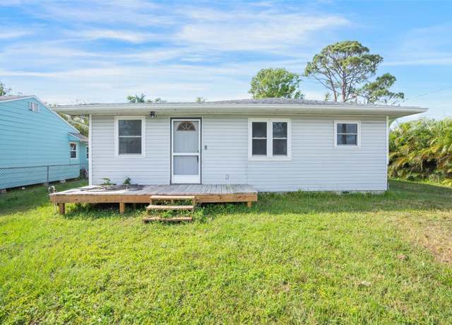 Property at 208 36th St W, Bradenton, FL 34205, 4 beds, 1 bath