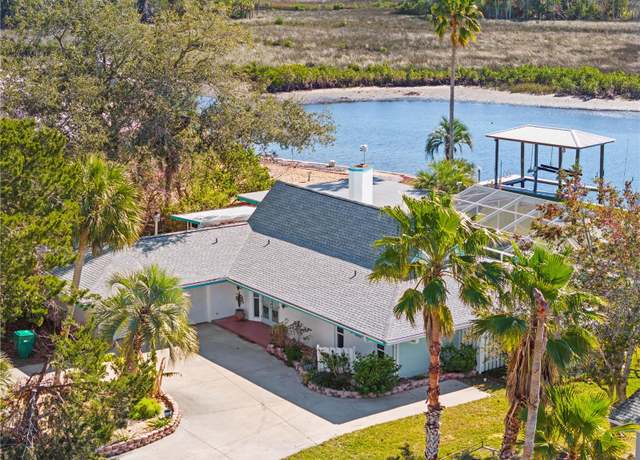 Property at 11882 W Bayshore Dr, Crystal River, FL 34429, 3 beds, 3 baths