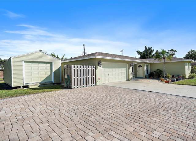 Property at 1072 Venetian Pkwy, Venice, FL 34285, 3 beds, 2 baths