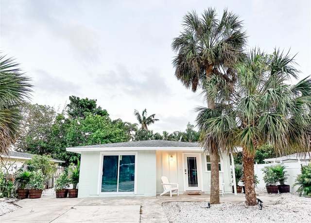 Property at 690 Fox St, Longboat Key, FL 34228, 4 beds, 2 baths