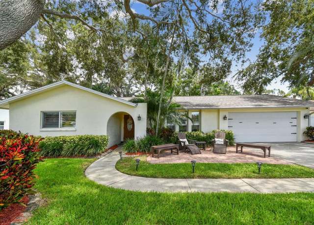 Property at 12801 Kimberly Oaks Cir, Largo, FL 33774, 4 beds, 2.5 baths