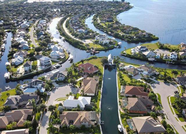 Property at 4743 Spinnaker Dr, Bradenton, FL 34208, 3 beds, 2.5 baths
