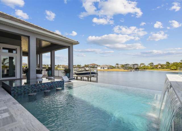 Property at 813 Manns Harbor Dr, Apollo Beach, FL 33572, 4 beds, 3.5 baths