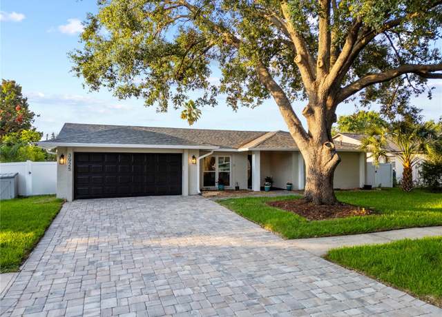 Property at 3925 Dunaire Dr, Valrico, FL 33596, 4 beds, 2 baths