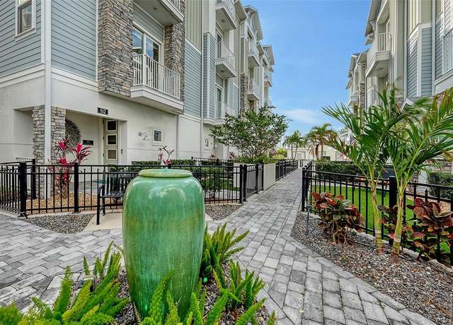 Property at 512 Laurel Park Dr, Sarasota, FL 34236, 3 beds, 3.5 baths
