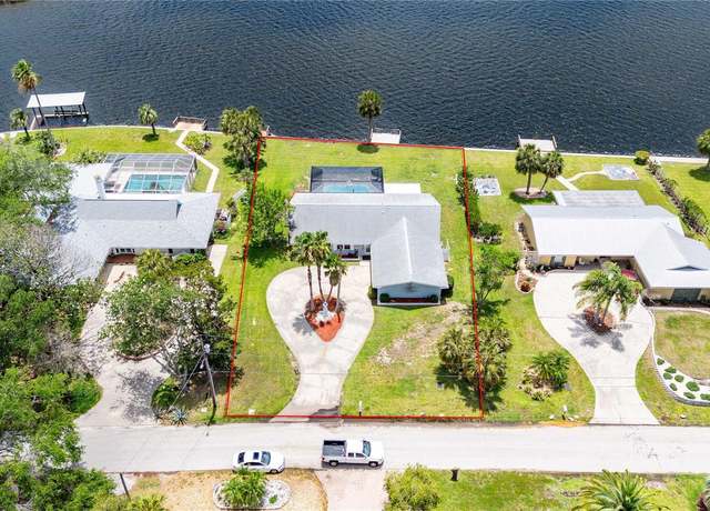 Property at 11900 W Bayshore Dr, Crystal River, FL 34429, 3 beds, 2 baths