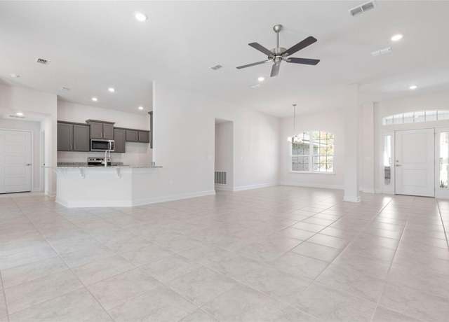 Property at 25 Roxton Ln, Palm Coast, FL 32164, 4 beds, 3 baths