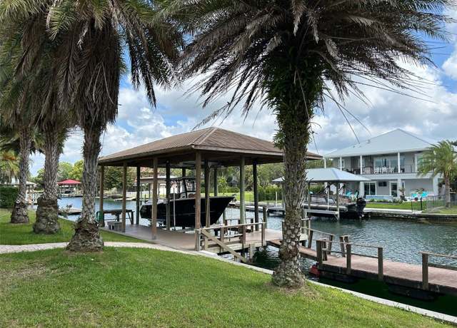 Property at 722 SE 1st Ct, Crystal River, FL 34429, 4 beds, 2 baths