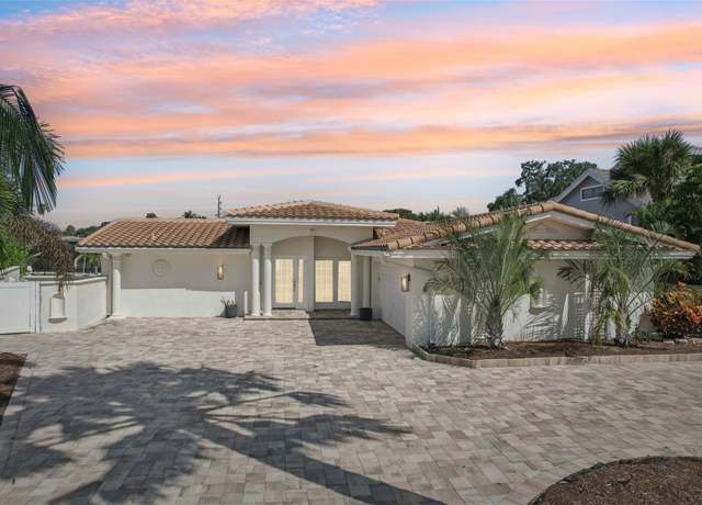 Property at 3691 Center Cir, Largo, FL 33774, 4 beds, 3 baths