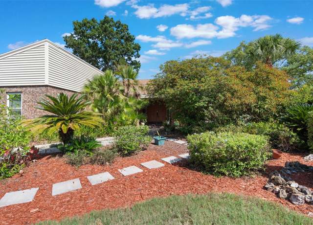 Property at 105 Country Club Ln, Mulberry, FL 33860, 4 beds, 2 baths