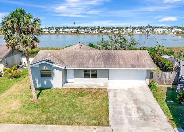 Property at 2420 16th St W, Palmetto, FL 34221, 2 beds, 2 baths