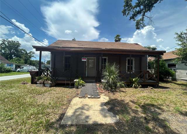 Property at 205 NW 8th St, Mulberry, FL 33860, 4 beds, 2.5 baths