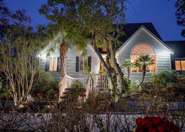 Property at 9034 Baywood Park Dr, Seminole, FL 33777, 4 beds, 2.5 baths