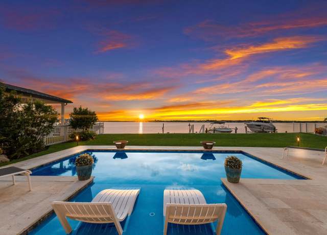 Property at 696 Regatta Way, Bradenton, FL 34208, 5 beds, 4 baths