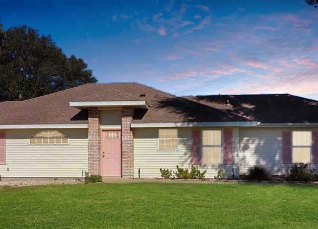Property at 21701 Queen Mary Ct, Leesburg, FL 34748, 2 beds, 2 baths