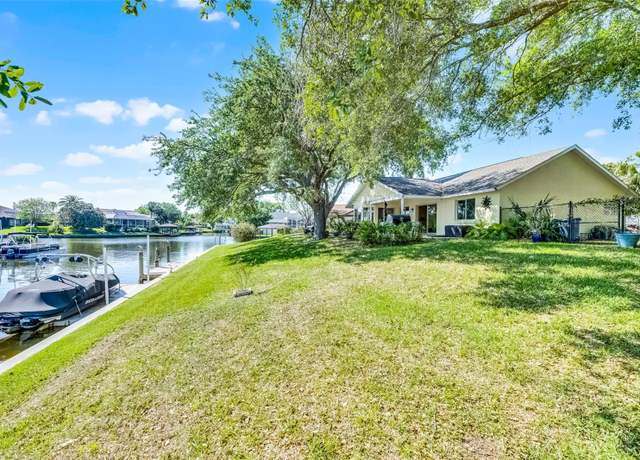 Property at 14 Clear Ct, Palm Coast, FL 32137, 3 beds, 2 baths
