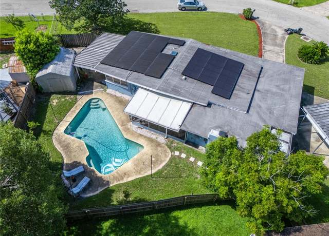 Property at 122 W Coleman Cir, Sanford, FL 32773, 3 beds, 2 baths
