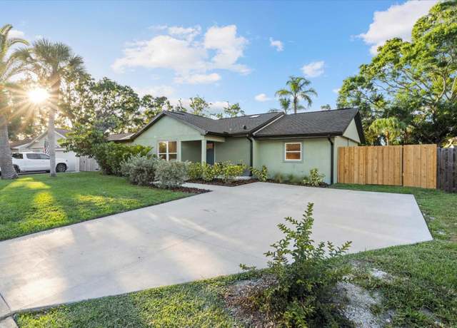 Property at 2915 Woodpine Cir, Sarasota, FL 34231, 3 beds, 2 baths