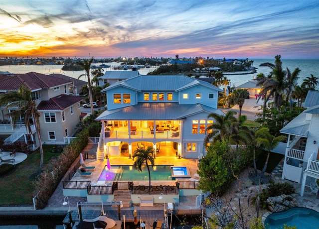 Property at 718 Key Royale Dr, Holmes Beach, FL 34217, 4 beds, 3.5 baths
