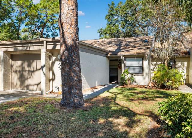 Property at 2902 Oak Cir, Tarpon Springs, FL 34689, 2 beds, 2 baths