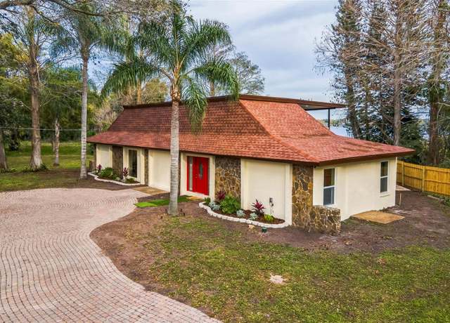Property at 14333 Lake Magdalene Blvd, Tampa, FL 33618, 4 beds, 3.5 baths