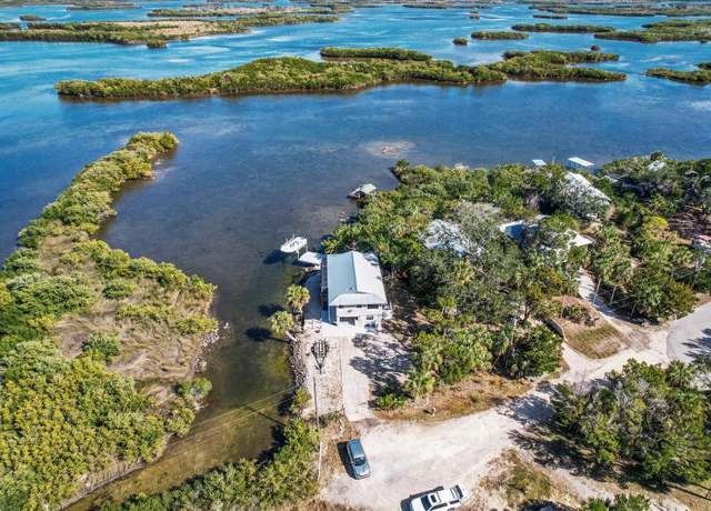 Property at 605 N Lake Cir, Crystal River, FL 34429, 3 beds, 2 baths