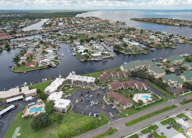 Property at 1028 Apollo Beach Blvd #4, Apollo Beach, FL 33572, 2 beds, 2.5 baths
