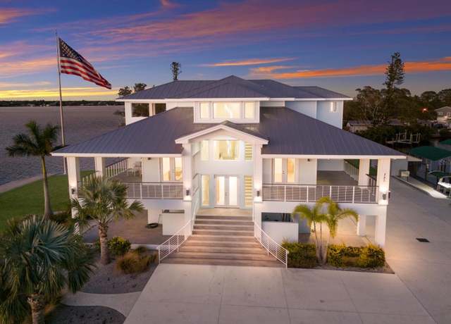 Property at 327 Riverpoint Dr NE, Bradenton, FL 34208, 5 beds, 5 baths