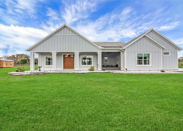 Property at 1679 E County Road 462, Wildwood, FL 34785, 3 beds, 2.5 baths